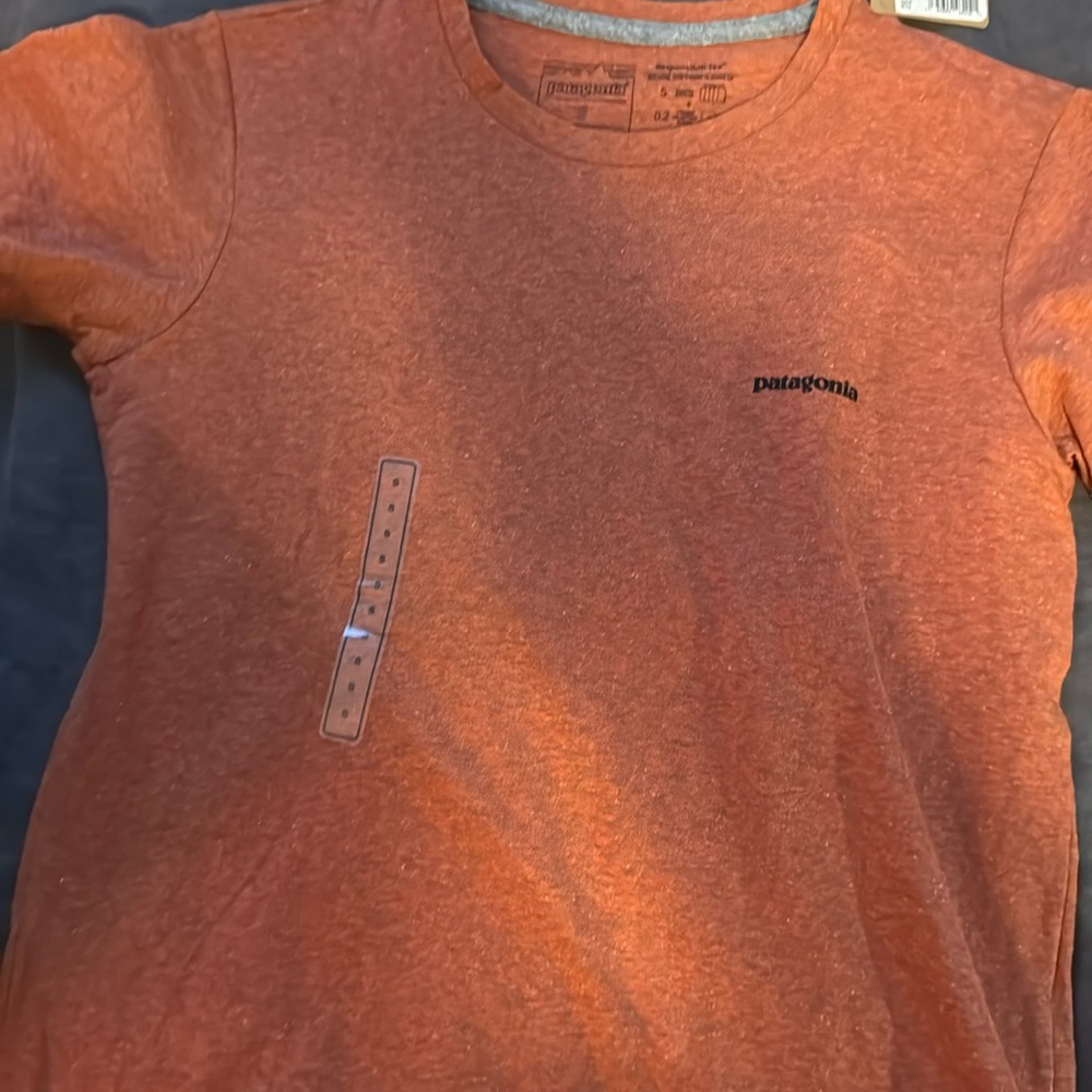 Brand new Patagonia P-6 logo tee in quartz coral size s